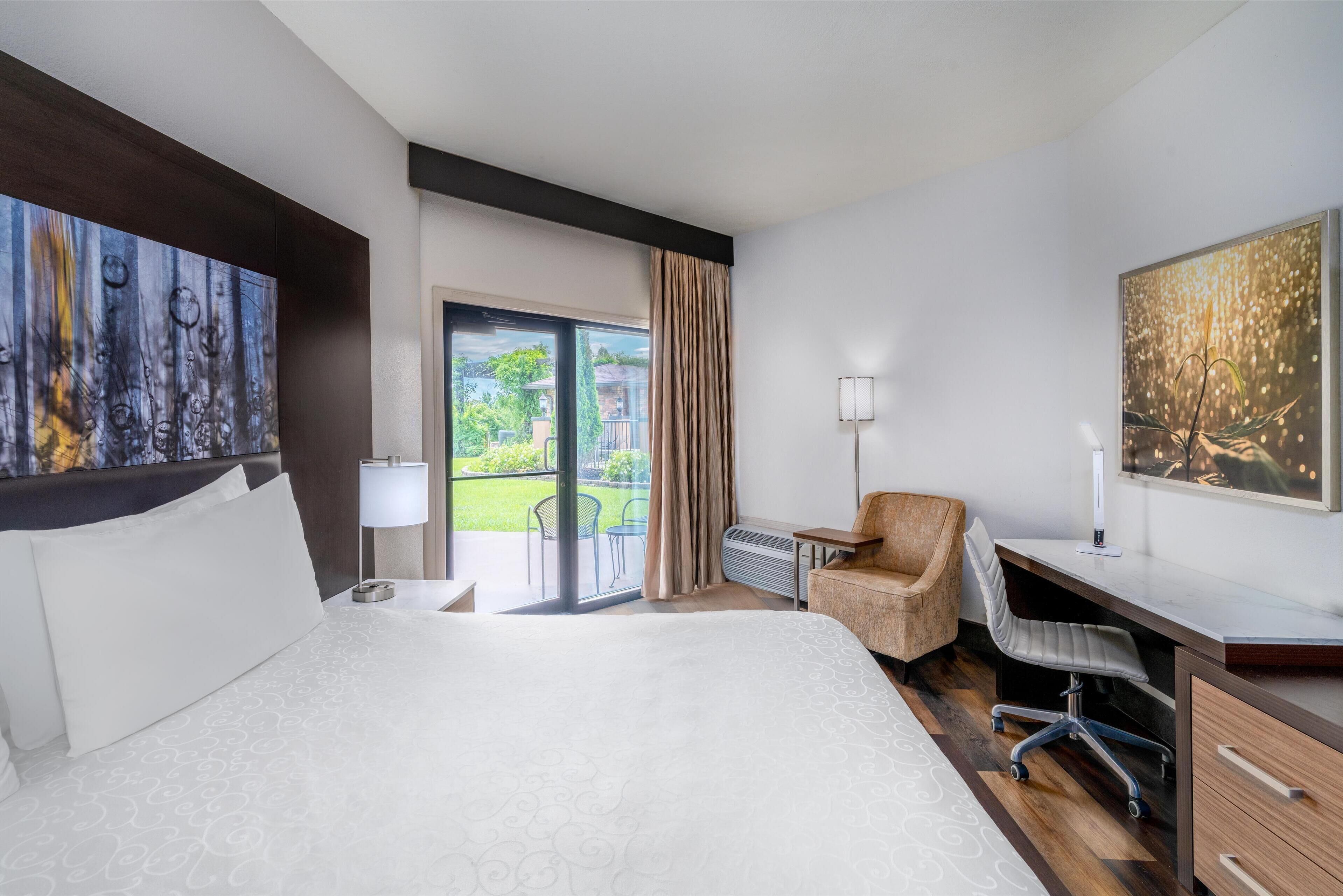 standard room, 1 king bed, accessible, balcony | pillow-top beds, in-room safe, individually decorated, desk