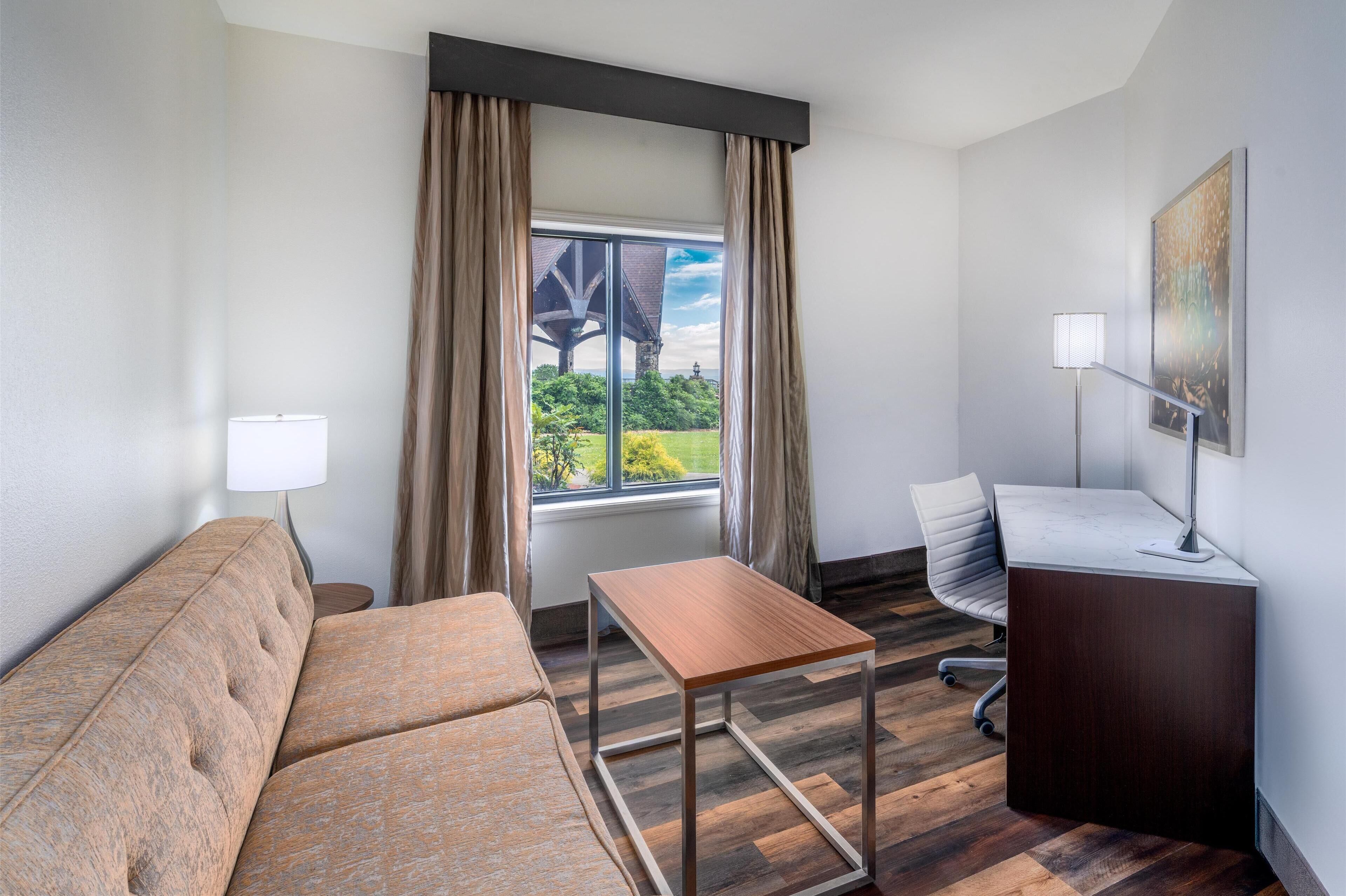 standard room, 1 king bed, accessible, balcony (with sofabed) | pillow-top beds, in-room safe, individually decorated, desk