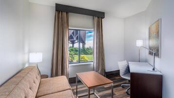 Standardrum - 1 kingsize-säng - tillgänglighetsanpassat - balkong (with Sofabed) | Bäddmadrasser, värdeförvaringsskåp på rummet och individuell inredning