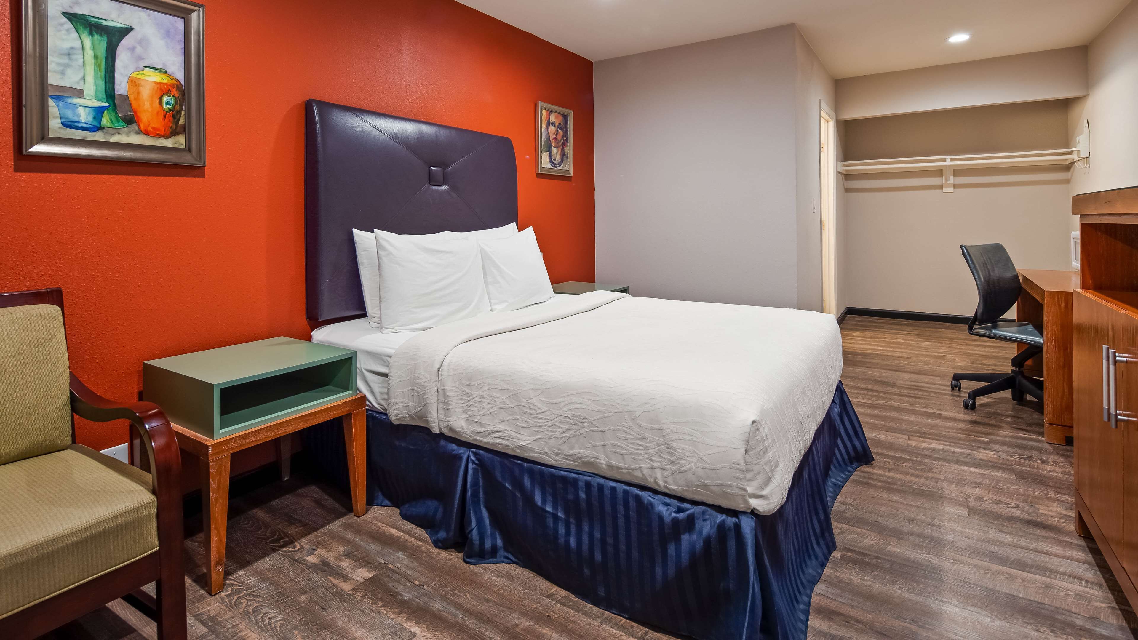 Työpöytä, kannettavalle tietokoneelle sopiva työtila