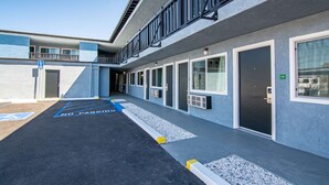 A building with a parking area marked "NO PARKING" and a "PARKING ONLY" sign. - Motel 6 Ridgecrest, CA - China Lake (Ridgecrest)