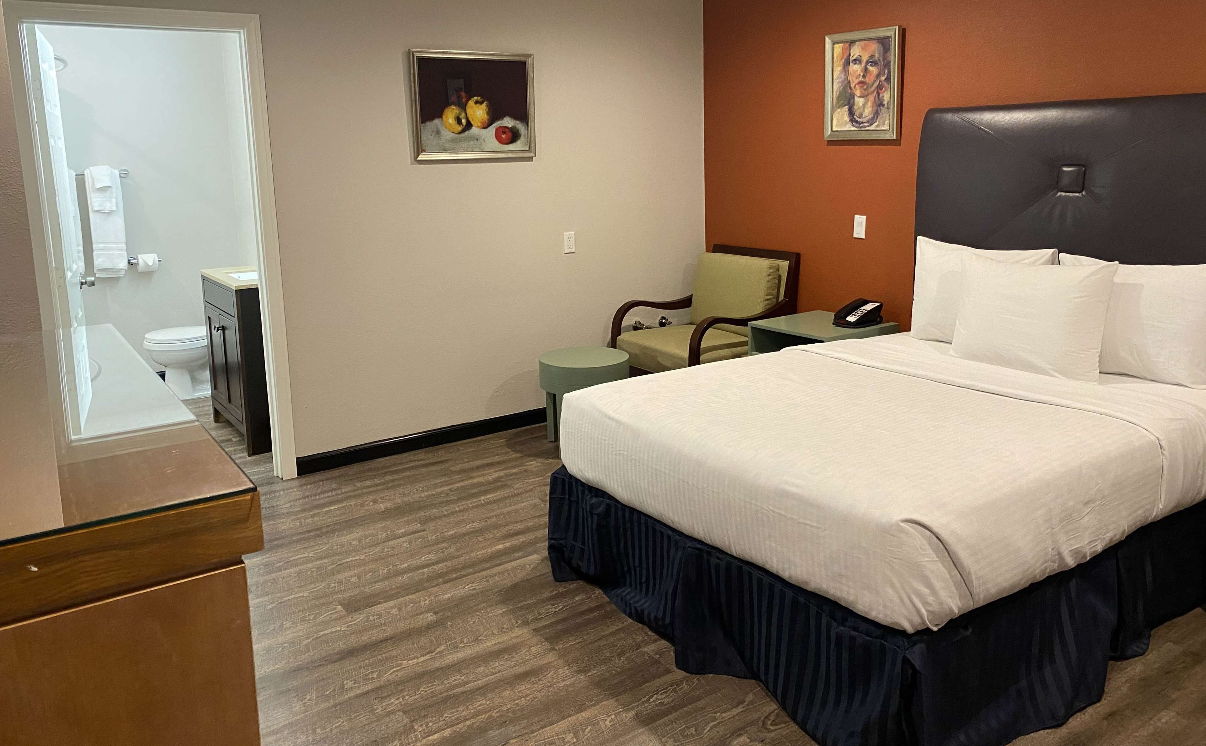 Standard-huone, 1 keskisuuri parisänky, tupakointi kielletty, jääkaappi ja mikroaaltouuni | Työpöytä, kannettavalle tietokoneelle sopiva työtila