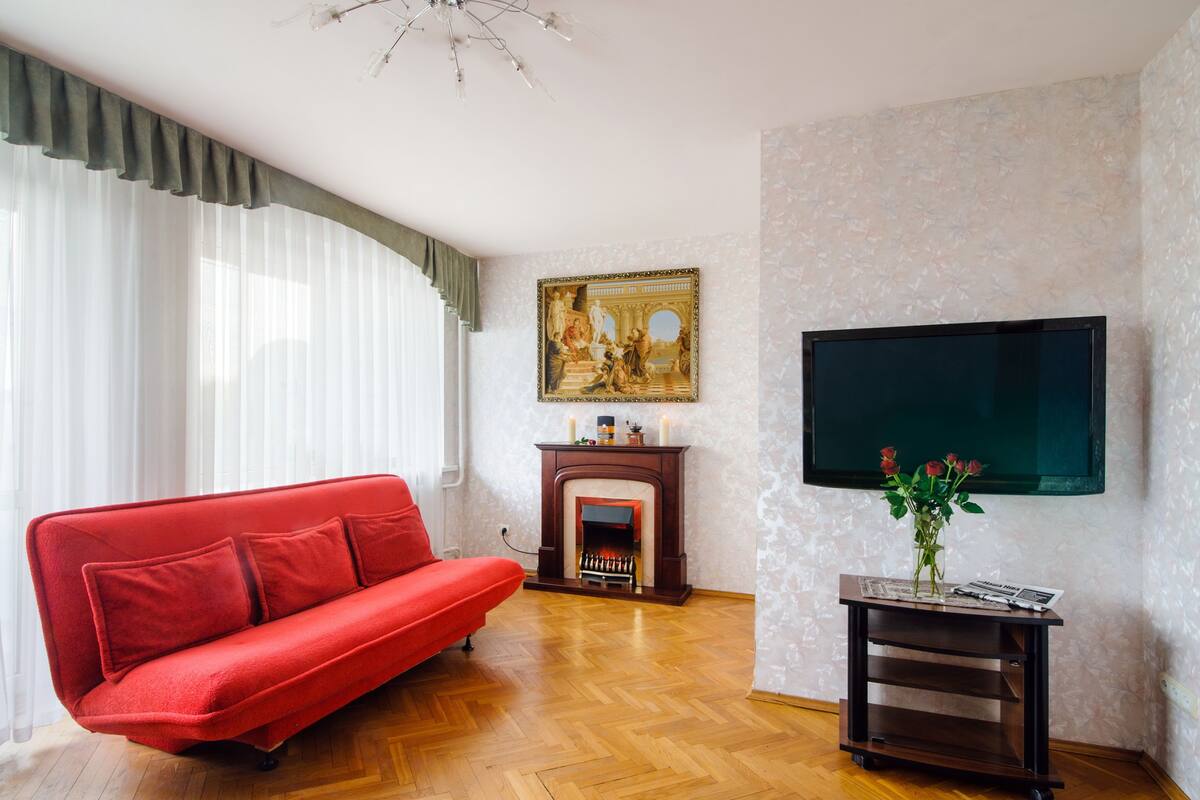 Habitación básica doble, 1 habitación | Escritorio, tabla de planchar con plancha y ropa de cama 