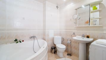 Classic Double Room, 1 Bedroom | Bilik Mandi | Tab mandi, tab mandi rendaman dalam, pengering rambut, tuala disediakan