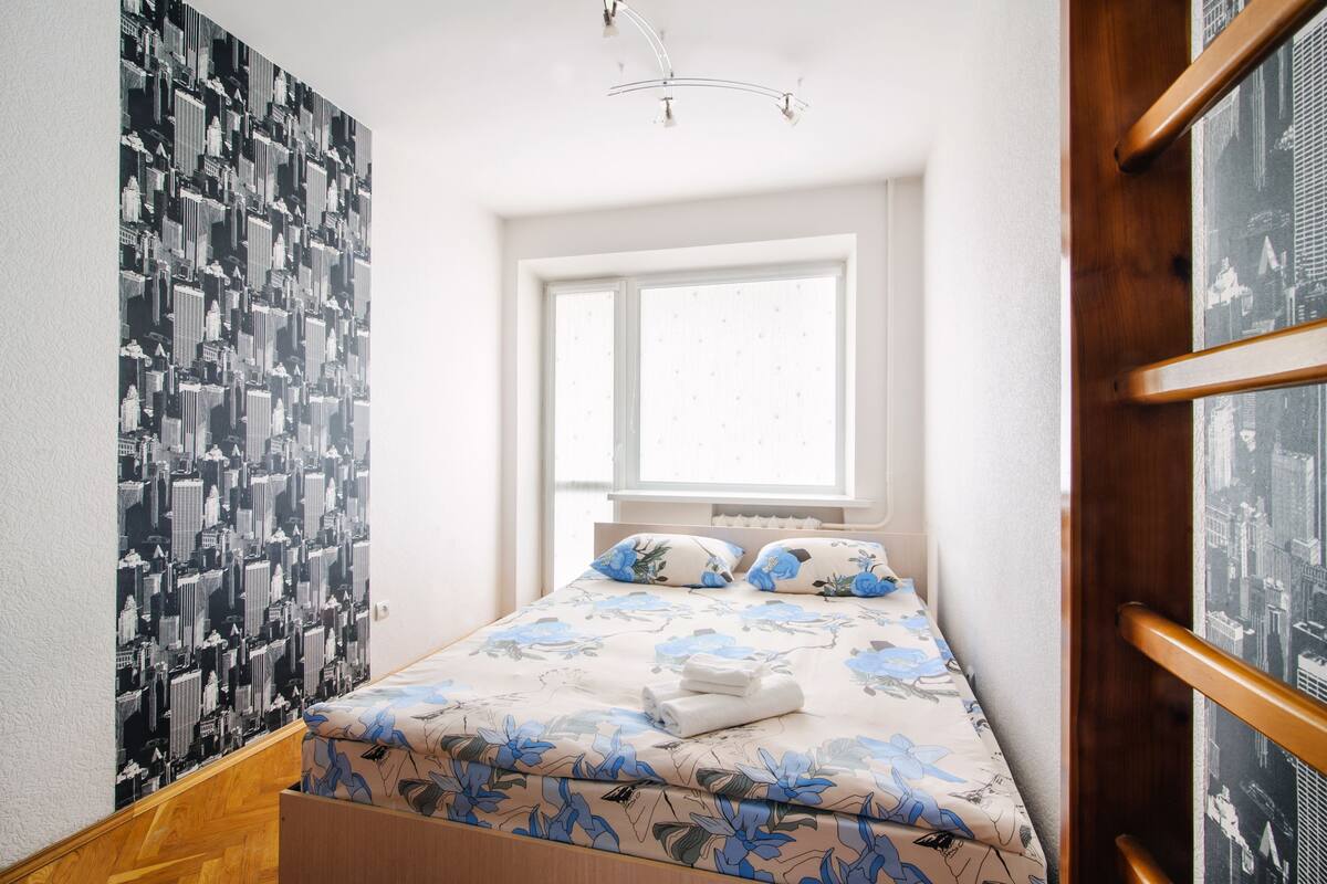 Habitación doble estándar, 1 habitación | Escritorio, tabla de planchar con plancha y ropa de cama 