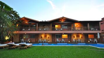 Alberca al aire libre y camastros