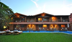 Outdoor pool, pool loungers - Villa Floreal Hotel Boutique (Asunción)