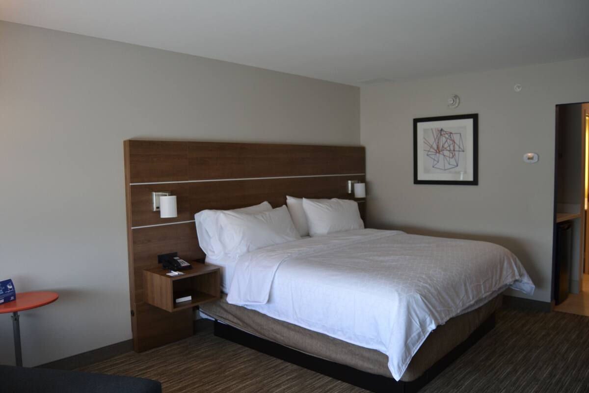 Minibar, in-room safe, desk, blackout curtains