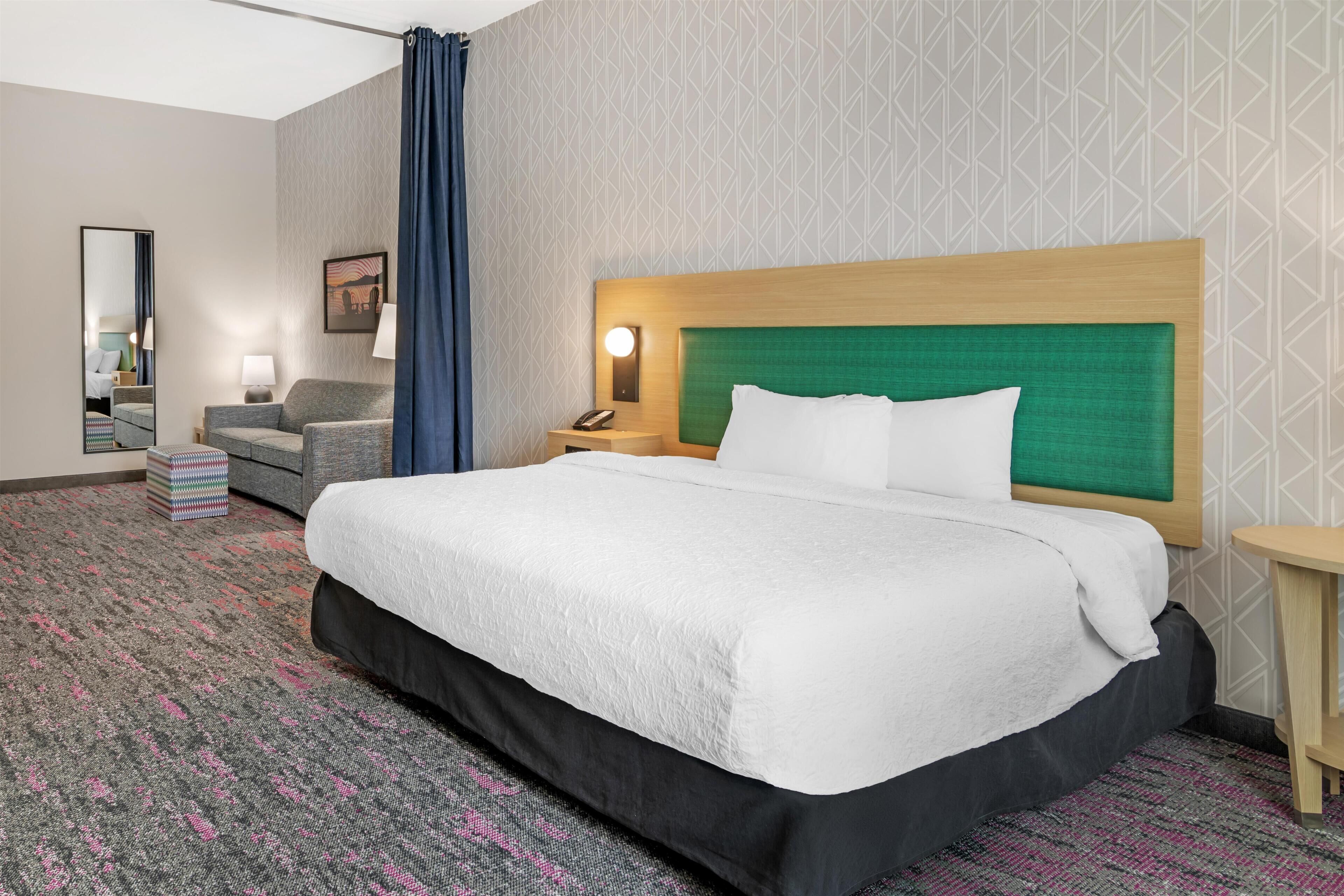 Studio, 1 King Bed, Accessible, Bathtub