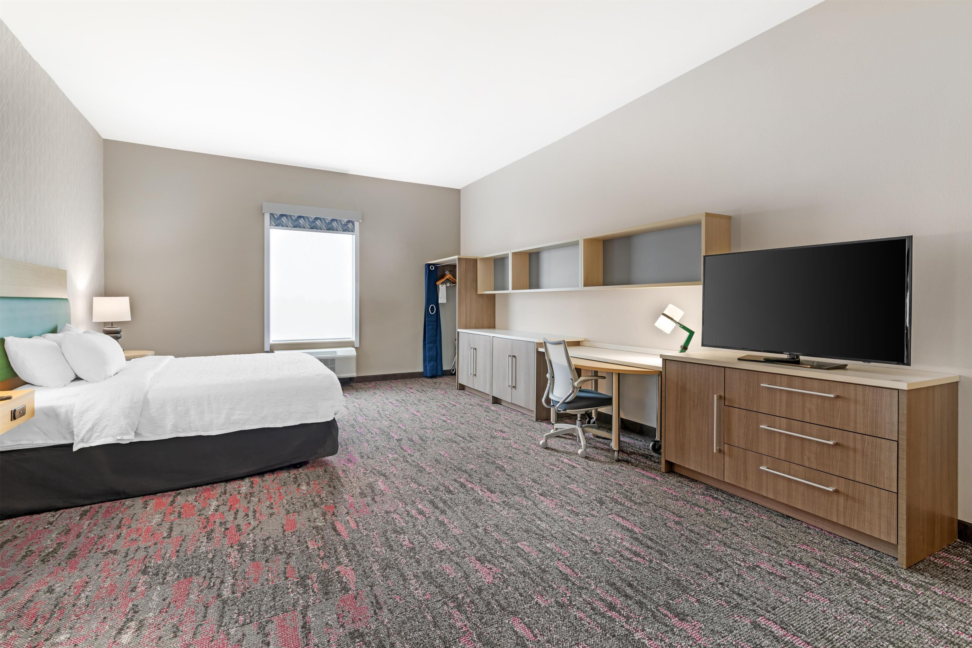 Suite, 1 Katil Raja (King), Accessible, Bathtub | Peralatan tempat tidur premium, tilam berlapik, peti besi dalam bilik 