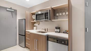Full-size fridge, microwave, dishwasher, coffee/tea maker