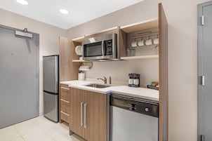 Refrigerador con freezer, microondas, lavavajillas, cafetera/tetera