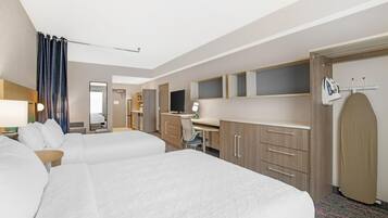 Suite, 1 Katil Raja (King), Accessible, Bathtub | Peralatan tempat tidur premium, tilam berlapik, peti besi dalam bilik