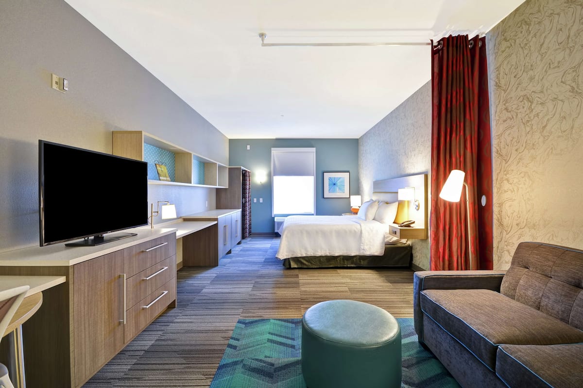 premium bedding, pillow-top beds, in-room safe, desk