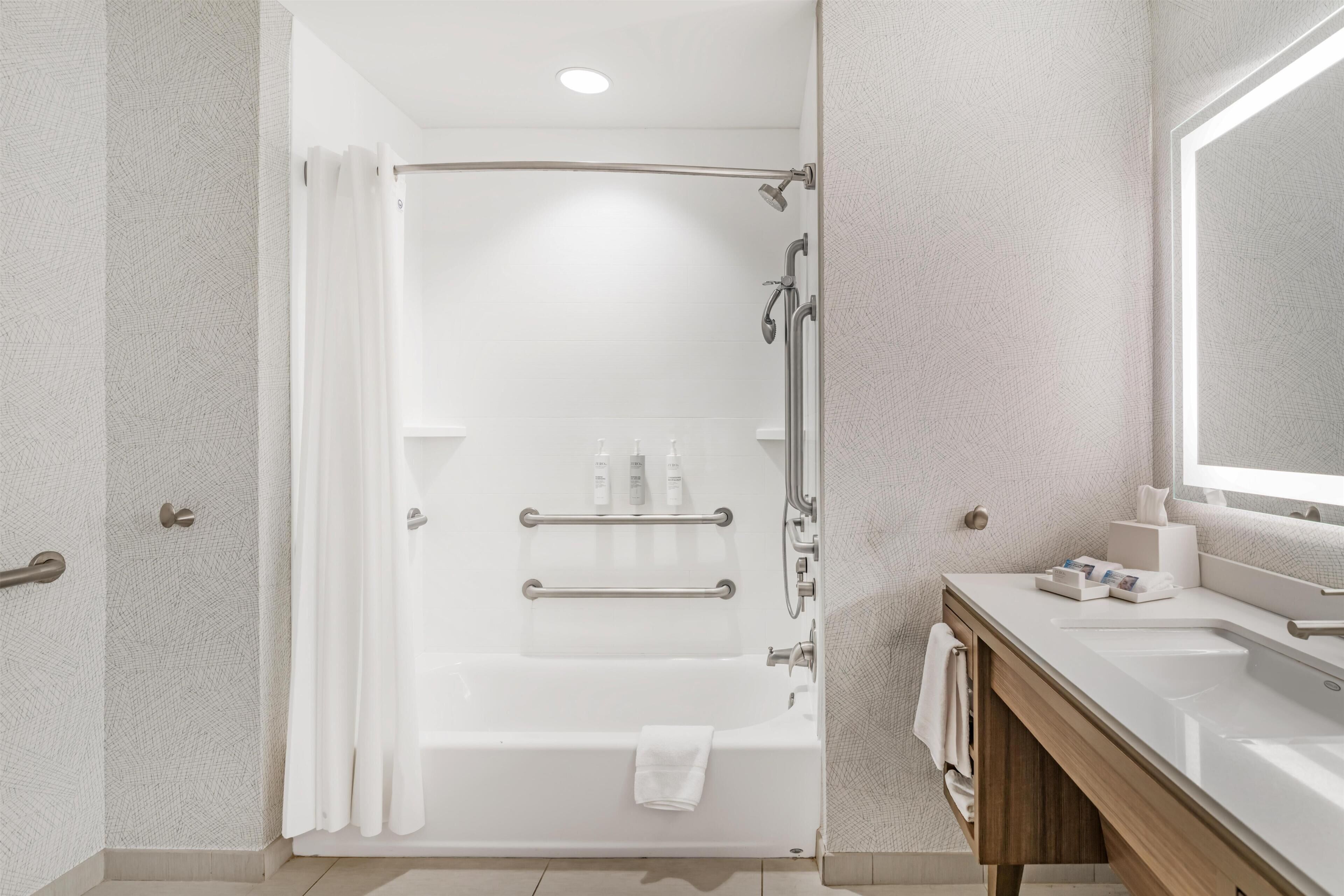 Suite, 1 King-Bett, barrierefrei (Hearing) | Badezimmer | Kostenlose Toilettenartikel, Haartrockner, Handtücher