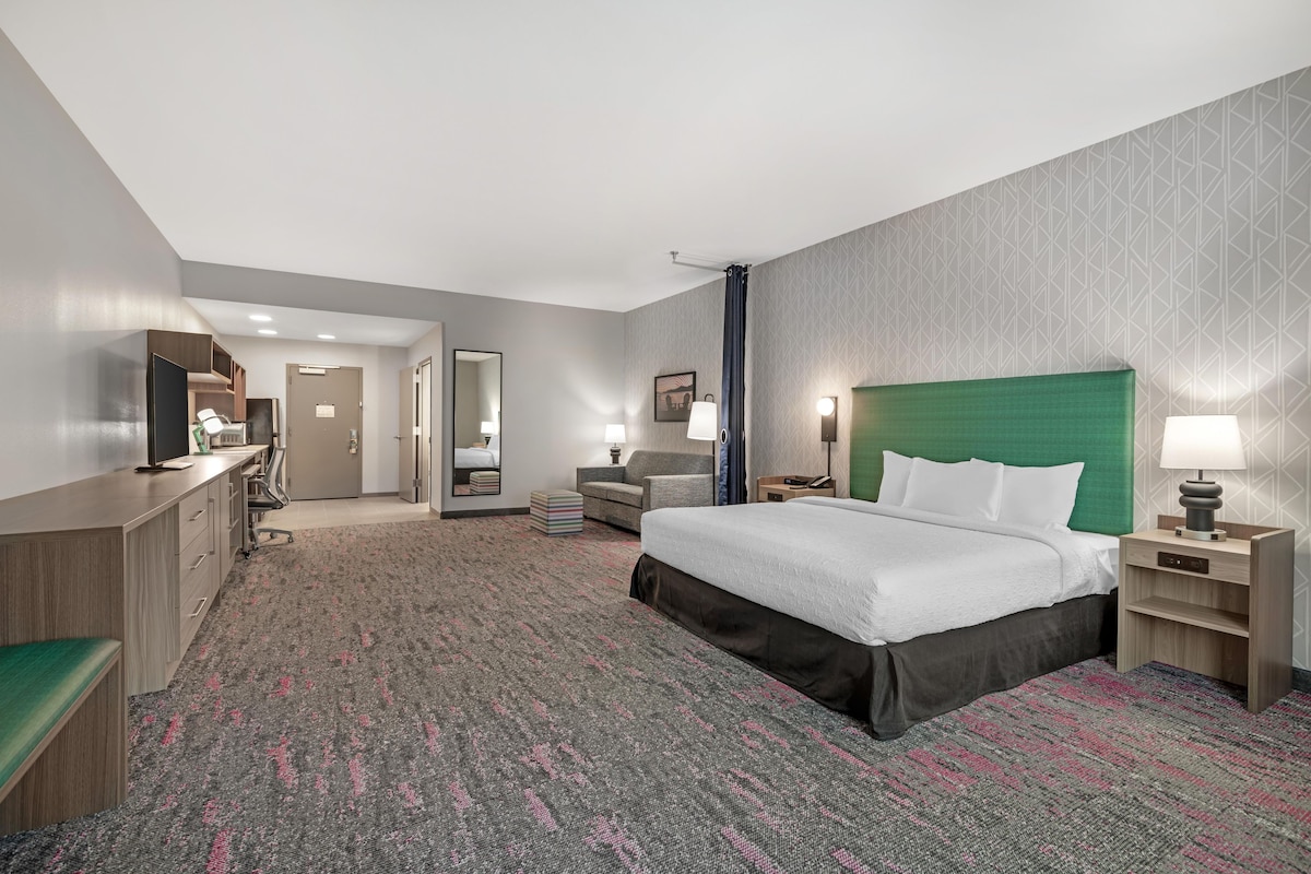 Studio, 1 King Bed, Accessible (Roll-In Shower) | Premium bedding, pillowtop beds, in-room safe, desk