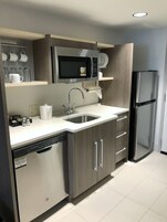 Refrigerador con congelador y cafetera y tetera 