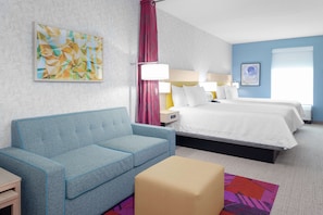 Een kluis op de kamer, een bureau, verduisterende gordijnen