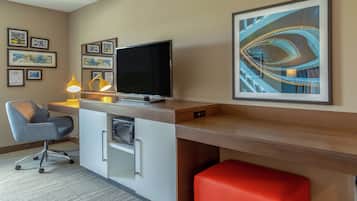 Hypo-allergenic bedding, down comforters, in-room safe, desk