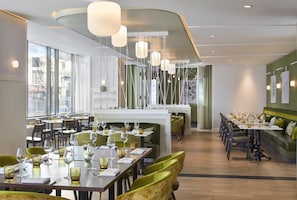 2 restaurants; breakfast, dinner, and brunch served