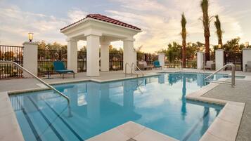 Kolam renang outdoor, dengan payung kolam renang