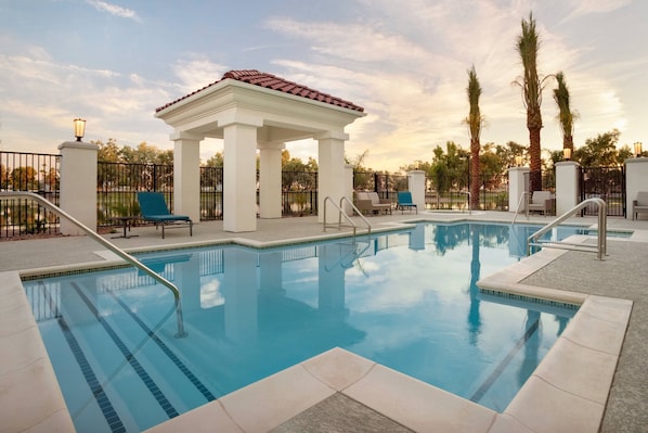 Una piscina al aire libre, sombrillas