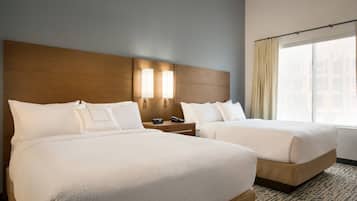 Meja kerja, tirai kedap cahaya, dan setrika/meja setrika