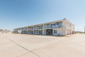 Front of property - Motel 6 Liberal, KS (Liberal)