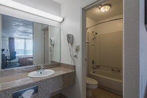Combined shower/bathtub, towels - Motel 6 Liberal, KS (Liberal)