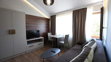 Ullakkohuoneisto, keittiö | Olohuone | 32–tuumainen LED-televisio, jossa kaapelikanavat