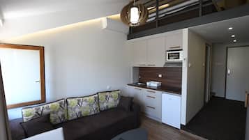 Loft, cocina | Sala de estar | Televisión LED de 32 pulgadas con canales por cable y televisión