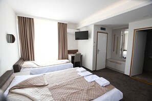 Minibar, escritorio, sistema de insonorización y wifi gratis