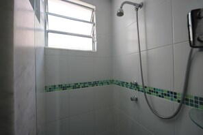 Dusche im Bad