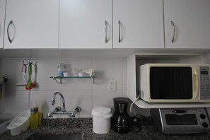 Fridge, coffee/tea maker