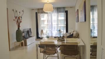 Apartemen, 2 kamar tidur, teras, pemandangan laut sebagian | Ruang keluarga | TV layar datar