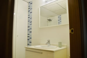 Apartment, 2 Bedrooms, Terrace, Partial Ocean View | Bathroom | Shower, hair dryer, towels, toilet paper - Sabbia Valencia Apartment (Alboraya)