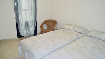 Apartment, 2 Bedrooms, Terrace, Partial Ocean View | 2 bilik tidur, langsir/tirai gelap terus, seterika/papan seterika