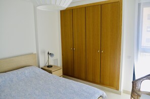 Apartament, 2 dormitoris, terrassa, vistes parcials a l'oceà | 2 dormitoris, cortines opaques i planxa i posts de planxar