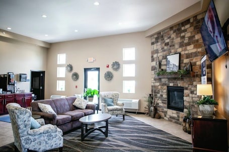 Sitzecke in der Lobby. Cobblestone Inn & Suites - Clarinda