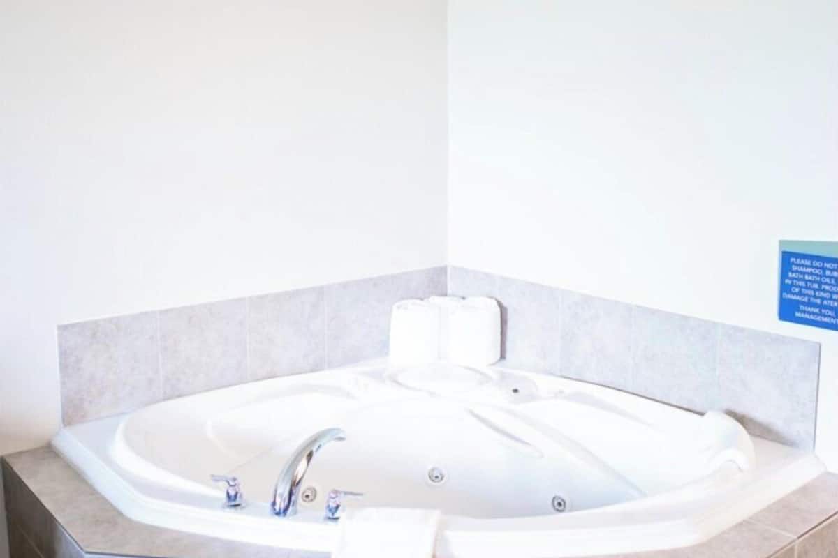 in-room safe, desk, laptop workspace, blackout curtains