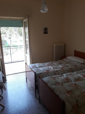 Camera con 2 letti singoli, vista giardino | Una scrivania, Wi-Fi gratuito, lenzuola