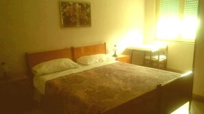 Double or Twin Room | Desk, free WiFi, bed sheets - Alloggio Taddei (Barisciano)