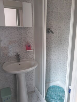 Shower, deep-soaking bathtub, hair dryer, bathrobes - Alloggio Taddei (Barisciano)
