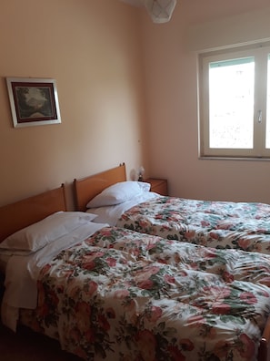 Habitación con 2 camas individuales, vistas al jardín | Escritorio, wifi gratis, ropa de cama