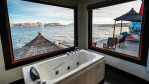 Rom – comfort, utsikt mot innsjø | Dundyner, lydisolert, individuelt dekorert og individuelt innredet