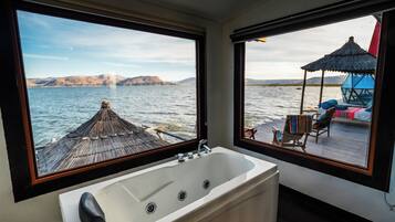 Comfort Room, Lake View