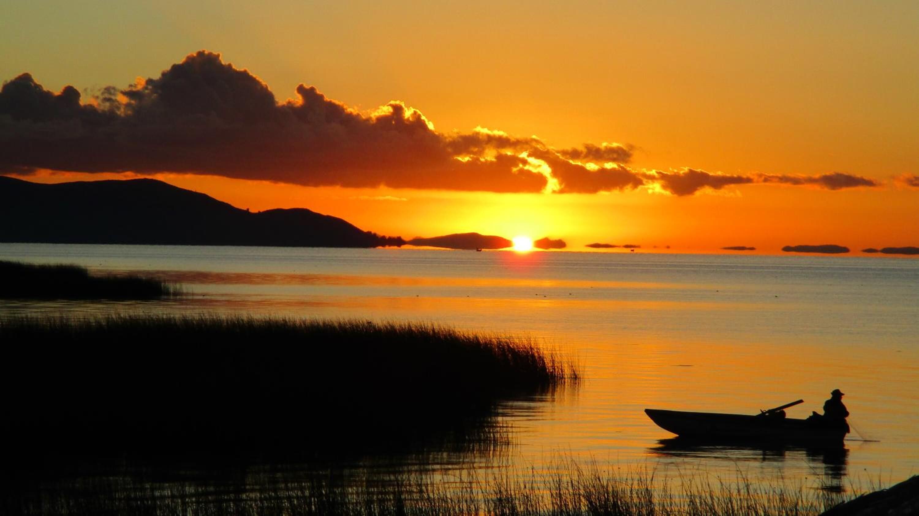沙滩椅、海滩遮阳伞、划皮艇、摩托艇