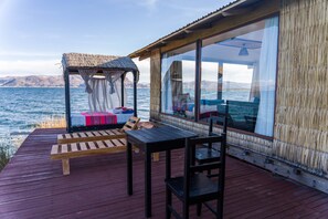 Panoramic Room, 1 Bedroom, Lake View | Ruang tamu | Pendiangan 