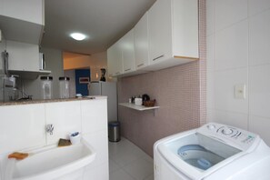 Fridge, microwave, stovetop, coffee/tea maker - GoHouse Lucio Costa 2202 (Rio de Janeiro)