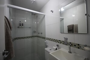 Shower, towels - GoHouse Lucio Costa 2202 (Rio de Janeiro)